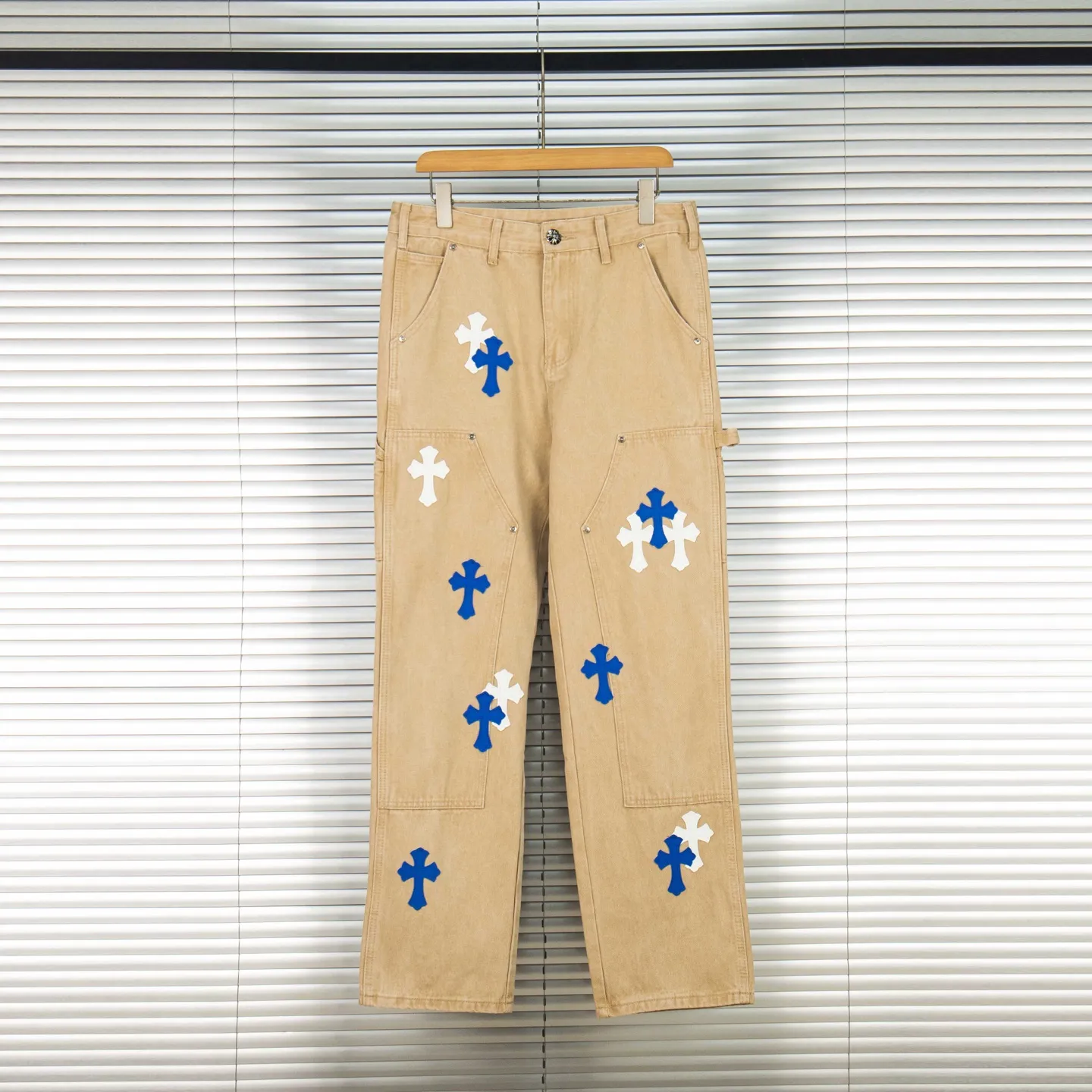 P280 Chrome Hearts khaki denim and white and blue multi-leather popular couple jeans are a hot trend this season and are sought after by countless celebrities and fashionistas. The neat details of the cutting process add color to the playful fashion! The neat and meticulous design, and the well-fitting structure is unique. The upper body not only has outstanding recognition, but also looks younger and younger. A style with the ultimate wearing meaning and performance, gorgeous color matching, and the craftsmanship of this style is also extremely extraordinary. After the finished product is washed, it is disassembled and hand-made with sheepskin cross leather and then spliced ​​together to complete. The whole piece has too many craftsmanship to describe. It is decorated with patchwork cross flowers and high-waisted washed jeans! ! Absolutely high-end luxury product, a god-level single product, a super popular product, made with top heavy industry, a must-see magic weapon that can't be missed. Style number: 1827# Size: 30 32 34 36 Color: Khaki